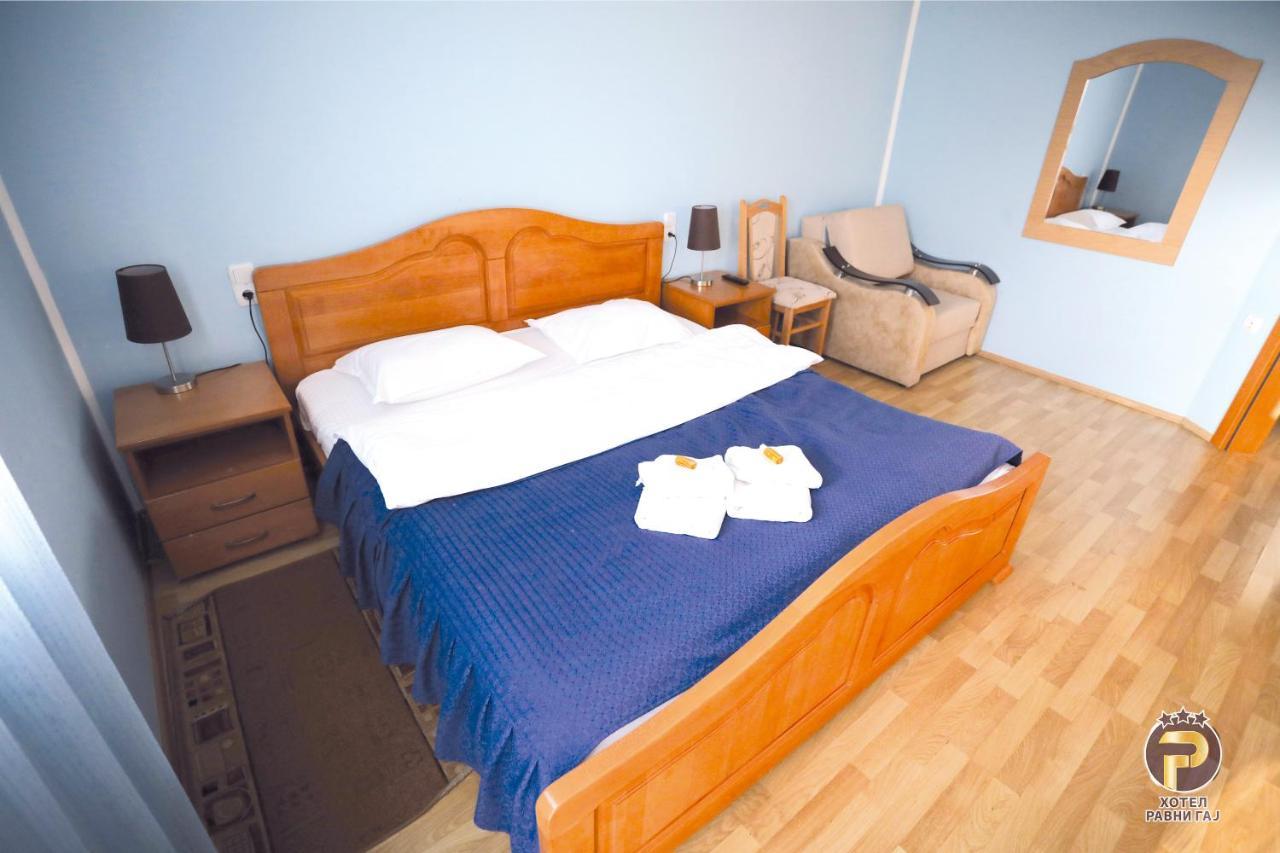 Hotel Ravni Gaj Knic Екстериор снимка